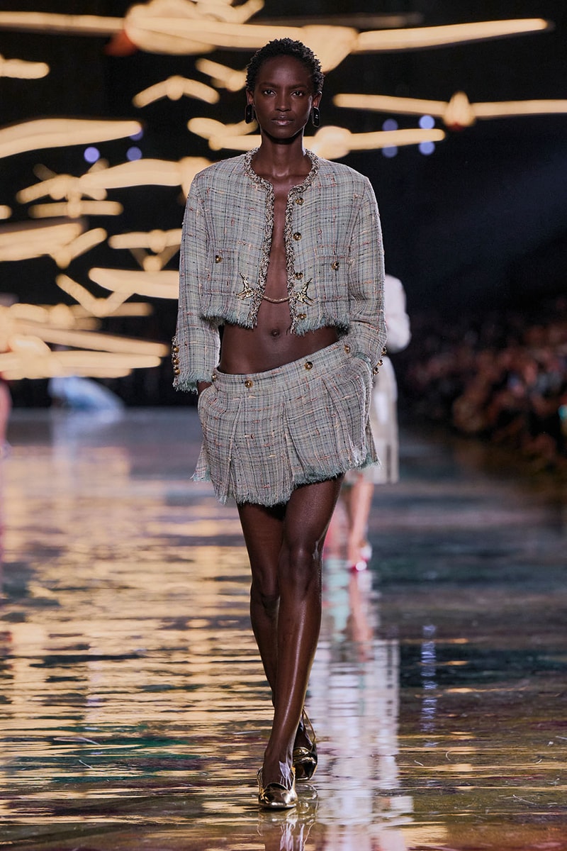 Matthieu Blazy Reimagines the Layered Legacies of Gabrielle Chanel for SS27 Nicole Kidman, Ayo Edebiri, Pedro Pascal, Kristen Wiig, Dua Lipa, and Alexa Demie britney spears gimme more flock of birds migration