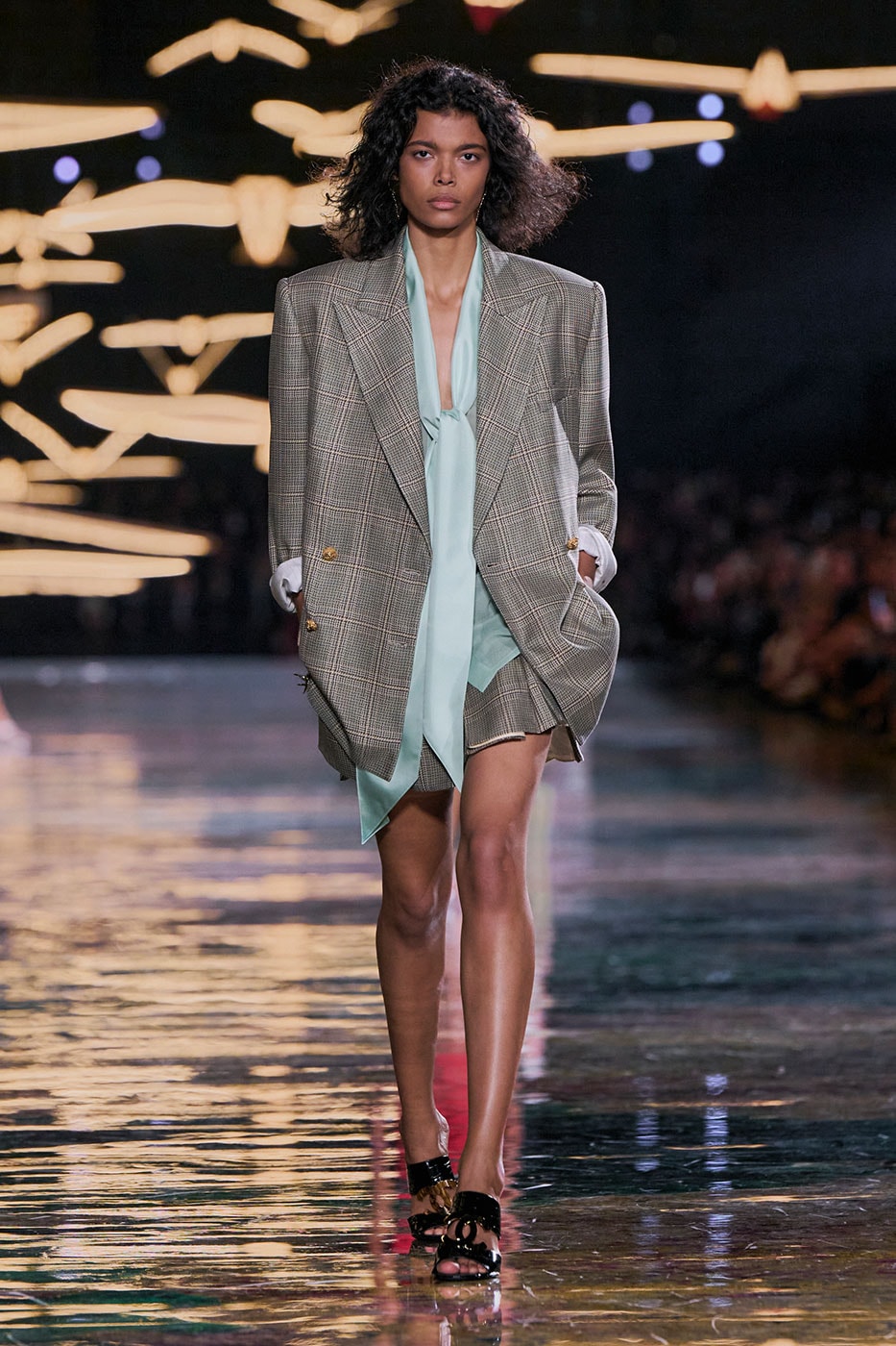 Matthieu Blazy Reimagines the Layered Legacies of Gabrielle Chanel for SS27 Nicole Kidman, Ayo Edebiri, Pedro Pascal, Kristen Wiig, Dua Lipa, and Alexa Demie britney spears gimme more flock of birds migration