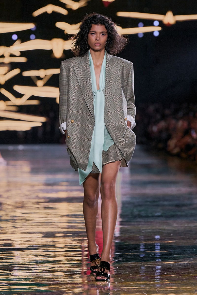 Matthieu Blazy Reimagines the Layered Legacies of Gabrielle Chanel for SS27 Nicole Kidman, Ayo Edebiri, Pedro Pascal, Kristen Wiig, Dua Lipa, and Alexa Demie britney spears gimme more flock of birds migration
