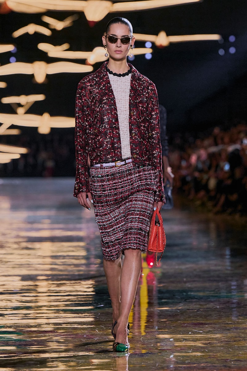 Matthieu Blazy Reimagines the Layered Legacies of Gabrielle Chanel for SS27 Nicole Kidman, Ayo Edebiri, Pedro Pascal, Kristen Wiig, Dua Lipa, and Alexa Demie britney spears gimme more flock of birds migration