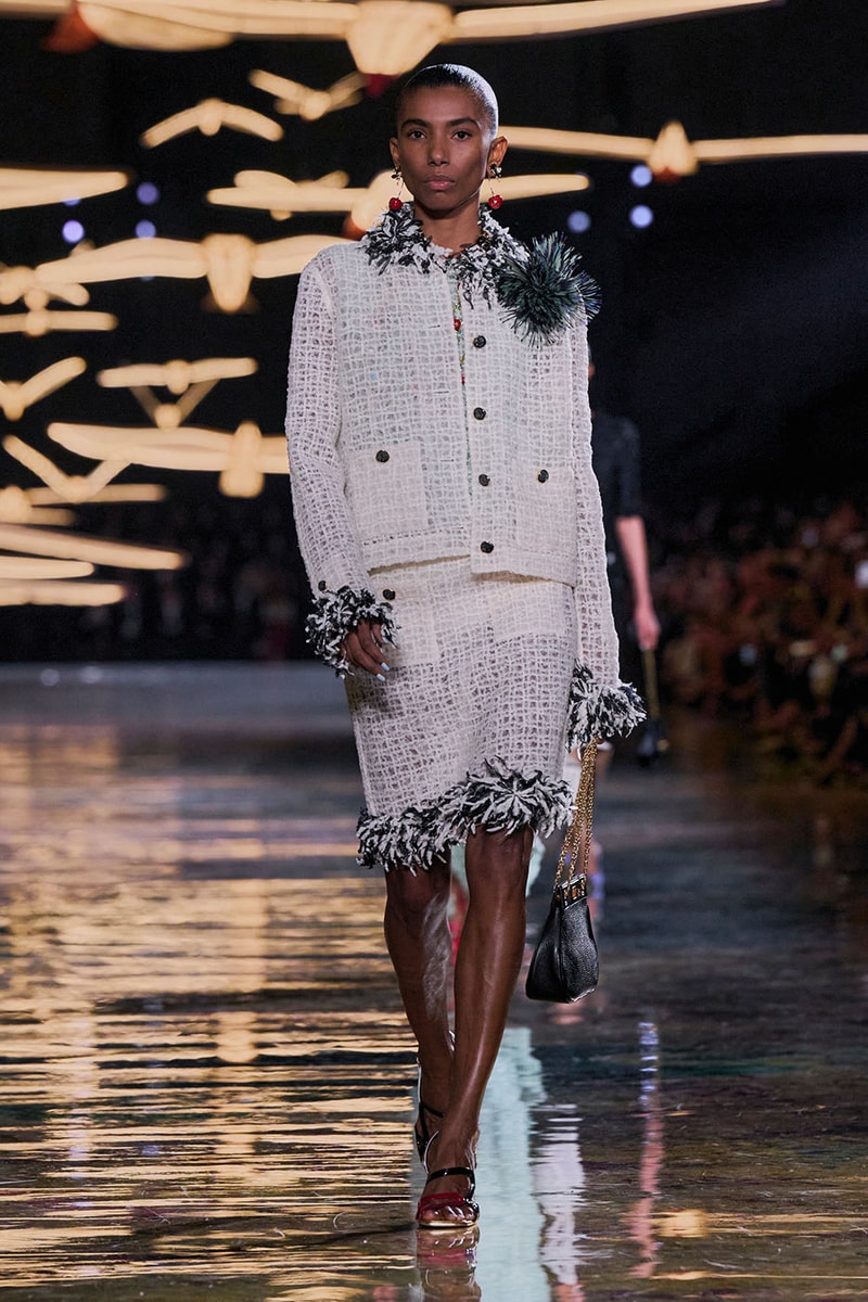 Matthieu Blazy Reimagines the Layered Legacies of Gabrielle Chanel for SS27 Nicole Kidman, Ayo Edebiri, Pedro Pascal, Kristen Wiig, Dua Lipa, and Alexa Demie britney spears gimme more flock of birds migration