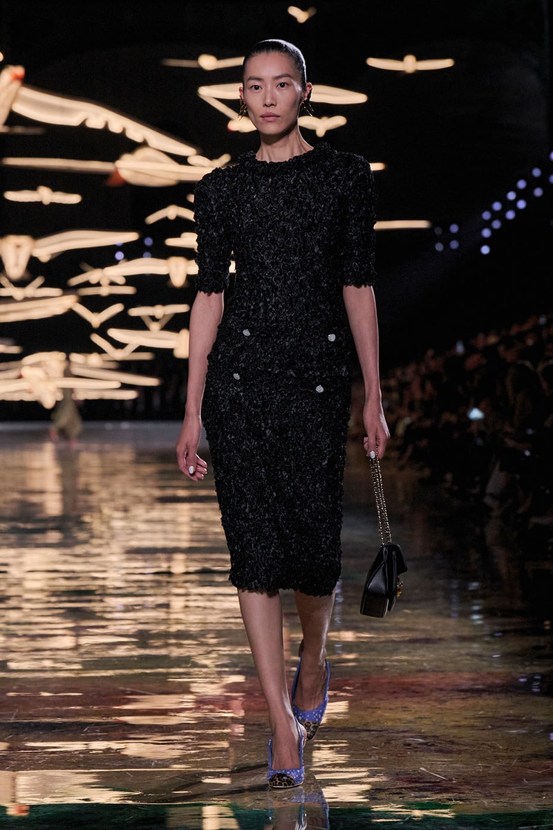 Matthieu Blazy Reimagines the Layered Legacies of Gabrielle Chanel for SS27 Nicole Kidman, Ayo Edebiri, Pedro Pascal, Kristen Wiig, Dua Lipa, and Alexa Demie britney spears gimme more flock of birds migration