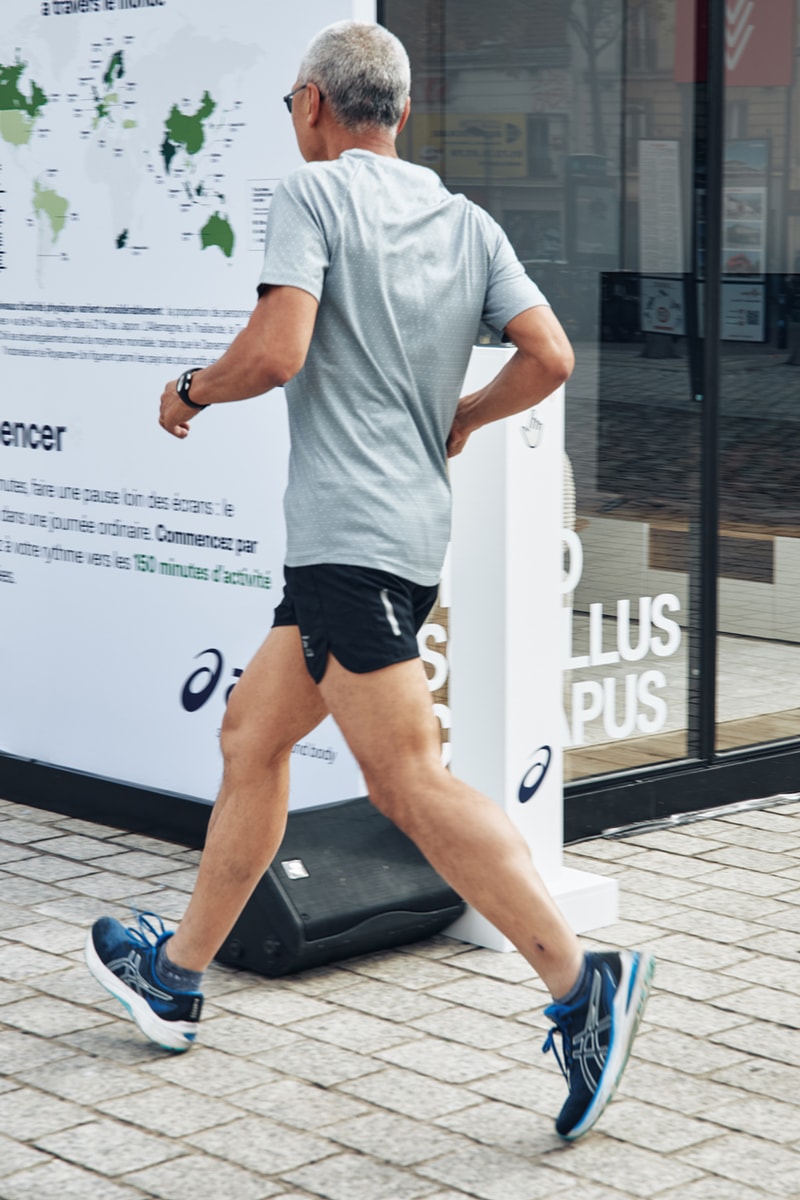 asics pop up paris homo scrollus canapus diorama human species movement mind mental health la villette installation doom scrolling screens 