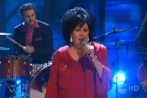 Wanda Jackson & Jack White - Funnel of Love (Live on Conan)