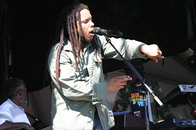 Stephen Marley featuring Melanie Fiona - No Cigarette Smoke (In My Room)