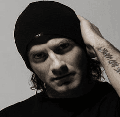 UNKLE featuring Liela Moss - The Dog is Black