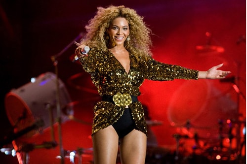 Beyoncé remains on top of album charts