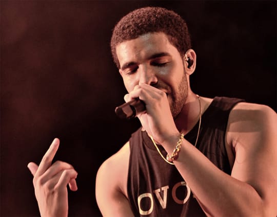Drake sings karaoke with a fan 
