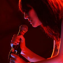 Feist covers Guns N' Roses' "November Rain" in Mexico City