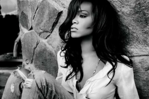 Rihanna named best selling digital artist