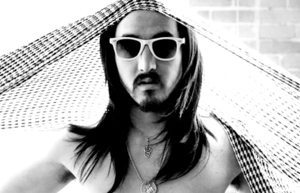 Steve Aoki and Travis Barker perform "CuDi the KiD" 