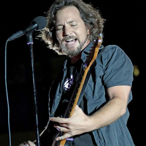 Pearl Jam Perform "In The Moonlight" with Josh Homme 