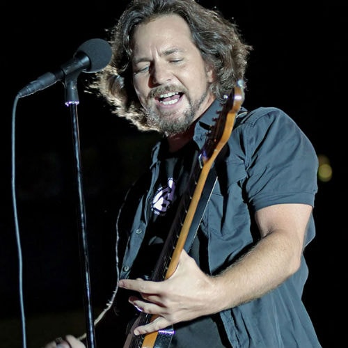 Pearl Jam Perform "In The Moonlight" with Josh Homme