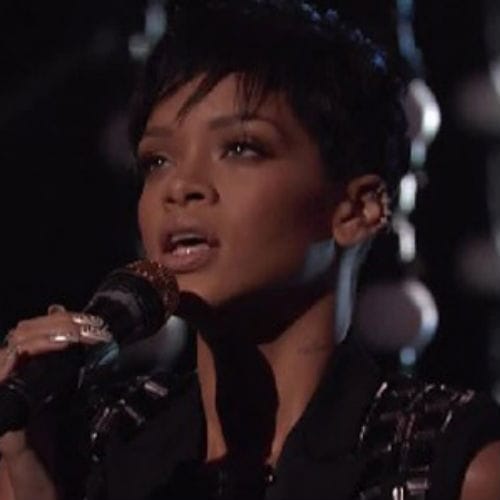  Rihanna Performs "Diamonds" on the Season Finale of 'The Voice'