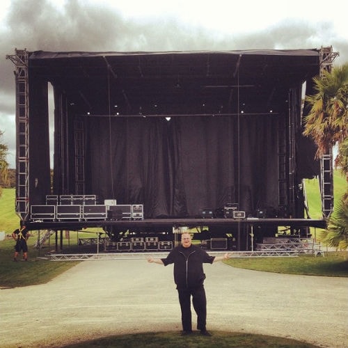 Kim Dotcom Stages Fake FBI Raid at Launch of New Filesharing Site Mega