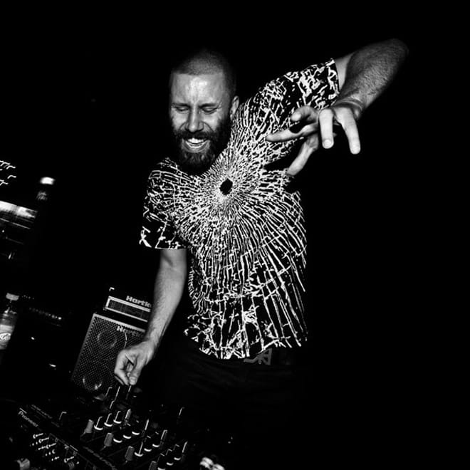 Crystal Castles – Sad Eyes (Huoratron Remix)