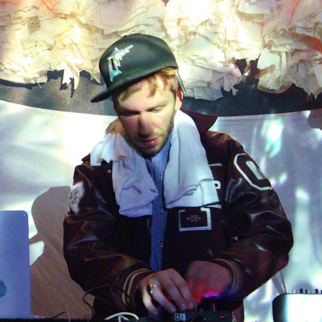 oOoOO featuring M.L. – Stay Here