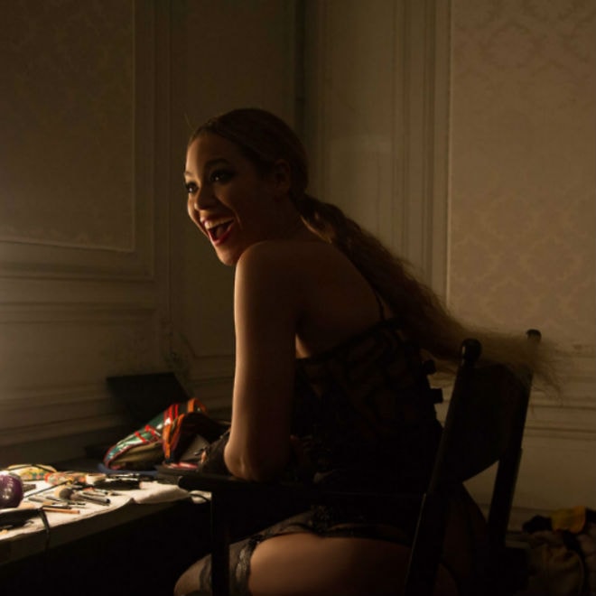 Beyoncé to Top Album Charts, Sales Surpass 400K in One Day