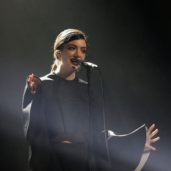 Lorde Performs "Team" at Aria Awards