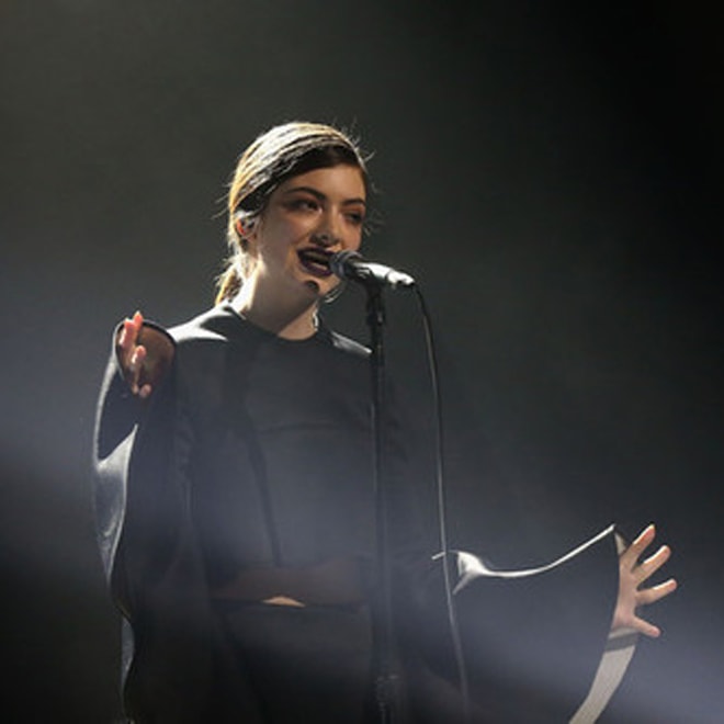 Lorde Performs "Team" at Aria Awards