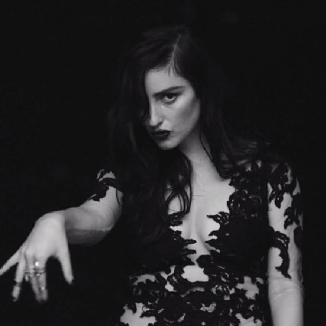 Banks - Beggin for Thread