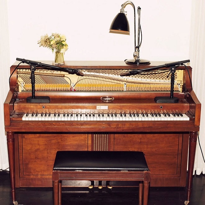 Emile Haynie featuring Charlotte Gainsbourg, Dev Hynes & Sampha - A Kiss Goodbye Reprise