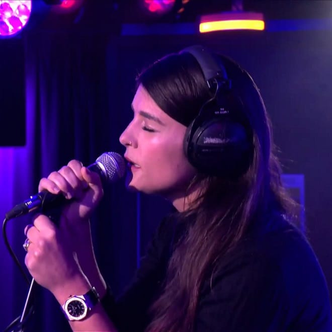 Jessie Ware Covers Chaka Khan & Labrinth on BBC Radio 1