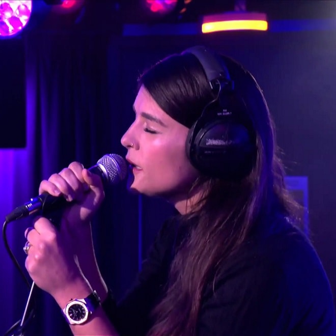 Jessie Ware Covers Chaka Khan & Labrinth on BBC Radio 1