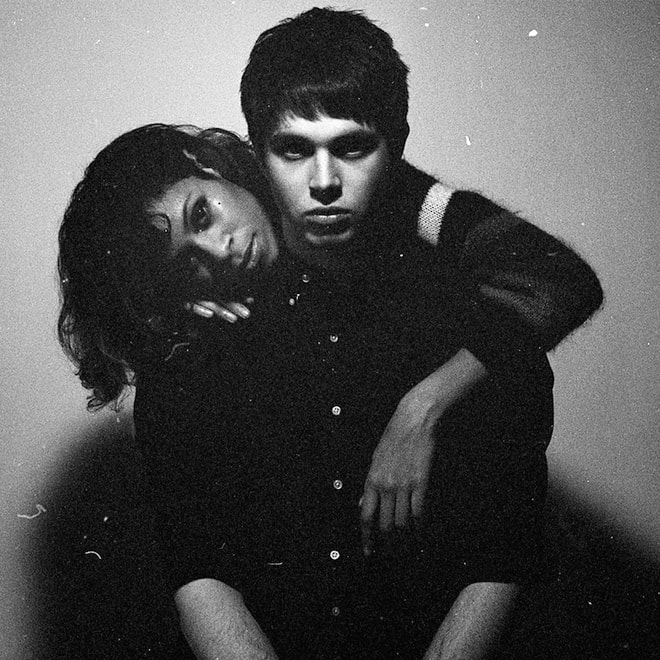 AlunaGeorge Performs New Track "Heartbreak Horizon"