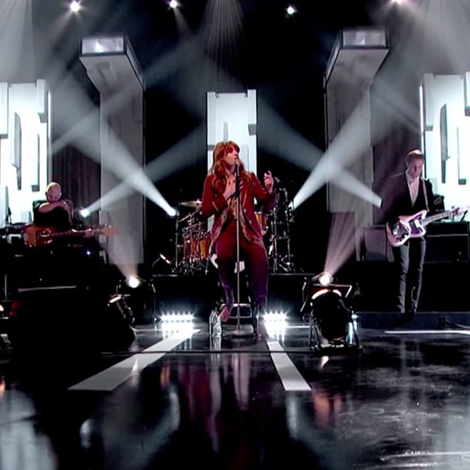 Florence Welch Performs on 'Jools Holland' with a Broken Foot
