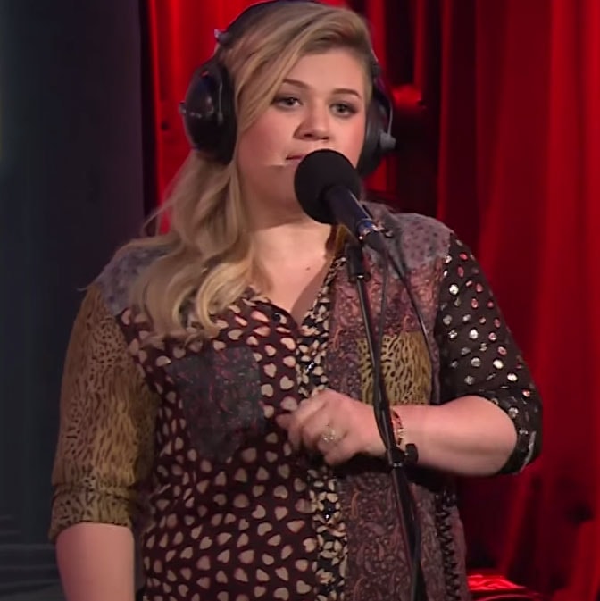 Kelly Clarkson Covers Rihanna's "B*tch Better Have My Money"