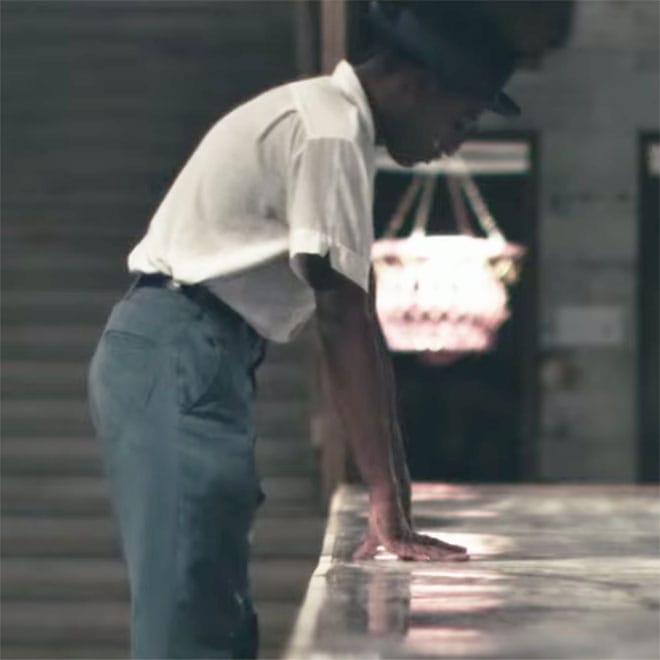 Leon Bridges Performs Acoustic Rendition of "Coming Home"