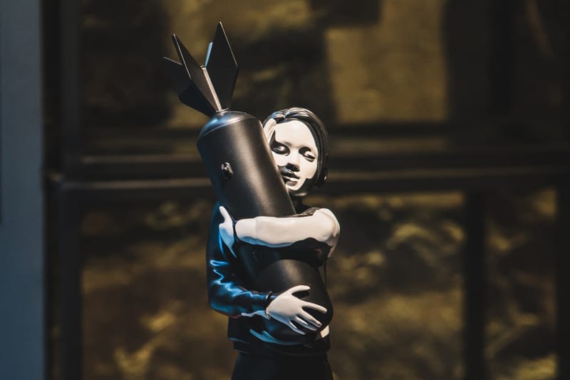 "New Bomb Hugger" Brandalism et Medicom Honorent Le Modèle Original de Banksy