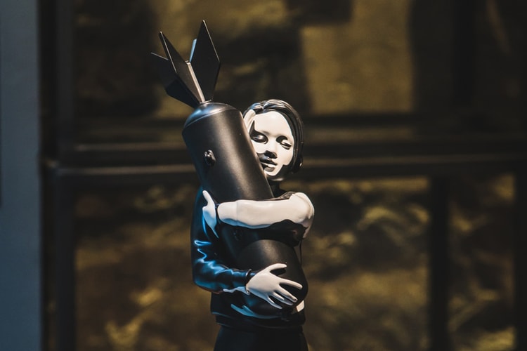 "New Bomb Hugger" Brandalism et Medicom Honorent Le Modèle Original de Banksy