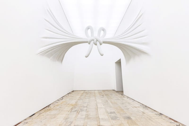 Daniel Arsham Présente L'Exposition "Moving Architecture" À Moscou