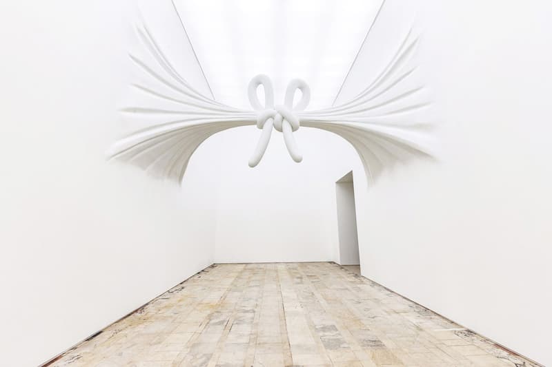 Moving architecture Daniel Arsham exposition biennale Russie