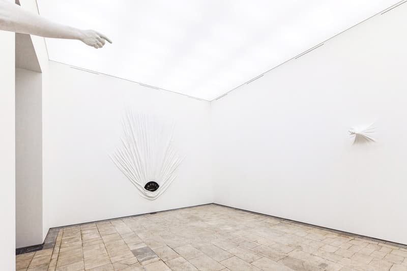 Moving architecture Daniel Arsham exposition biennale Russie