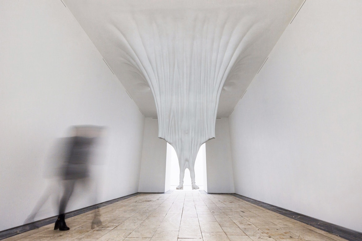 Moving architecture Daniel Arsham exposition biennale Russie