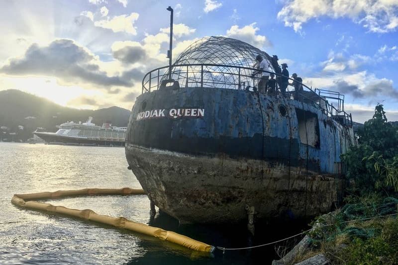 Installation artistique de Richard Branson sur le bateau Kodiak Queen 