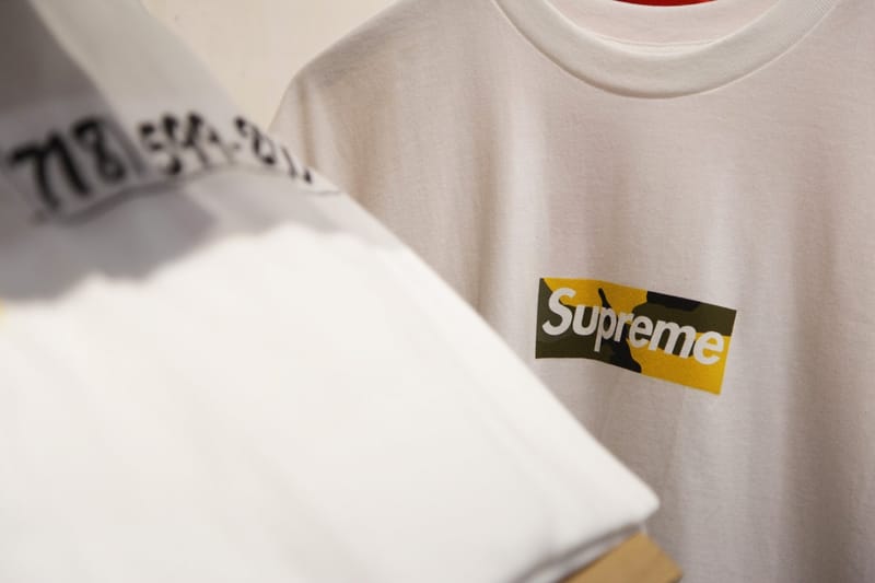 Gros Plan Du T-Shirt "Box Logo" De Supreme Pour L’Ouverture Du Magasin De Brooklyn