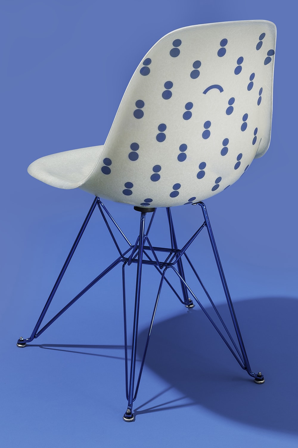 Chaise Modernica colette Blackrainbow base Eiffel fibre de ver blanc bleu