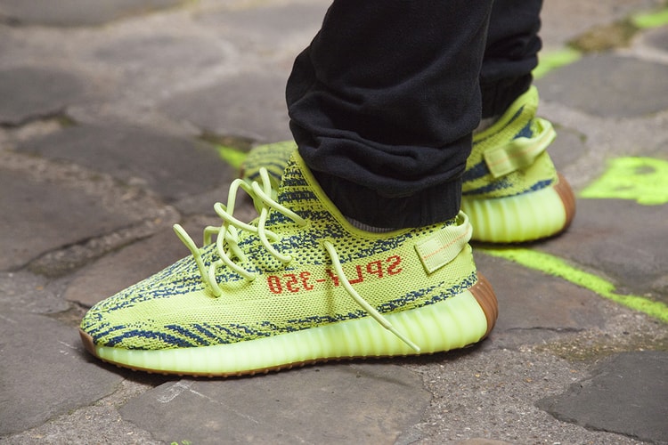 Des Visuels Chaussés De La adidas Originals YEEZY BOOST 350 V2 "Semi Frozen Yellow"