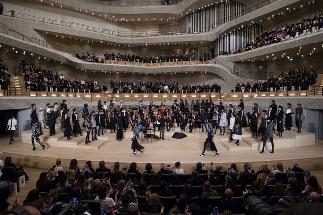 Chanel Défile Sous Les Travées Du Philarmonie De L’Elbe À Hambourg Pour Présenter Sa Pré-Collection Hiver 2018