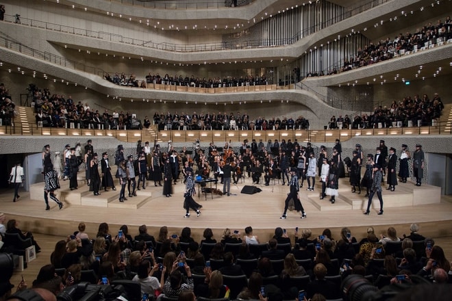 Chanel Défile Sous Les Travées Du Philarmonie De L’Elbe À Hambourg Pour Présenter Sa Pré-Collection Hiver 2018