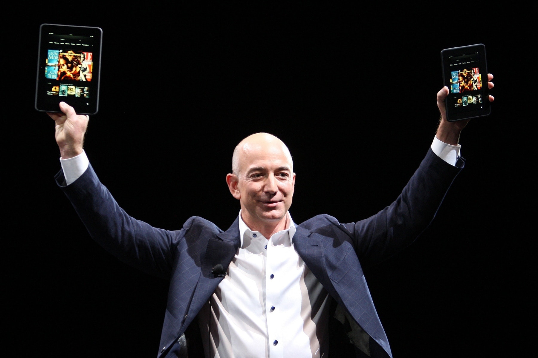 Jeff Bezos Brandissant Des Tablettes Sur Scène