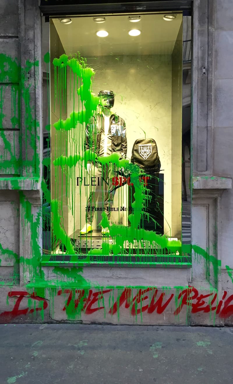 Vitrine De La Boutique Philipp Plein De La Rue De Rivoli Vandalisée Par Kidult