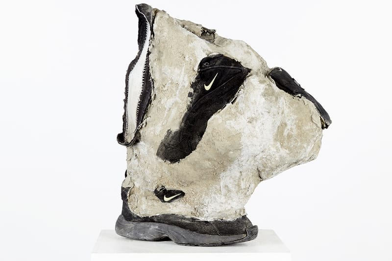 Mathilde Schöbiz Compresse Des Sneakers Dans Du Béton