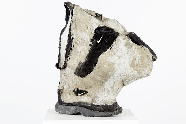 Mathilde Schöbiz Compresse Des Sneakers Dans Du Béton