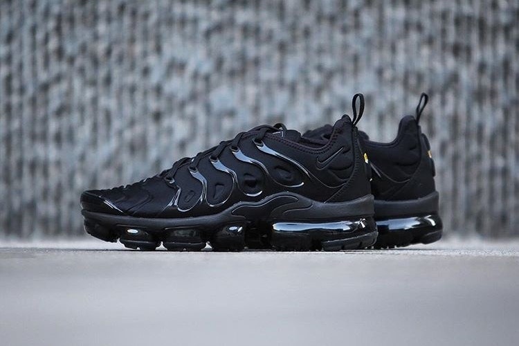 Gros Plan Sur La Nike Air VaporMax Plus "Triple Black"