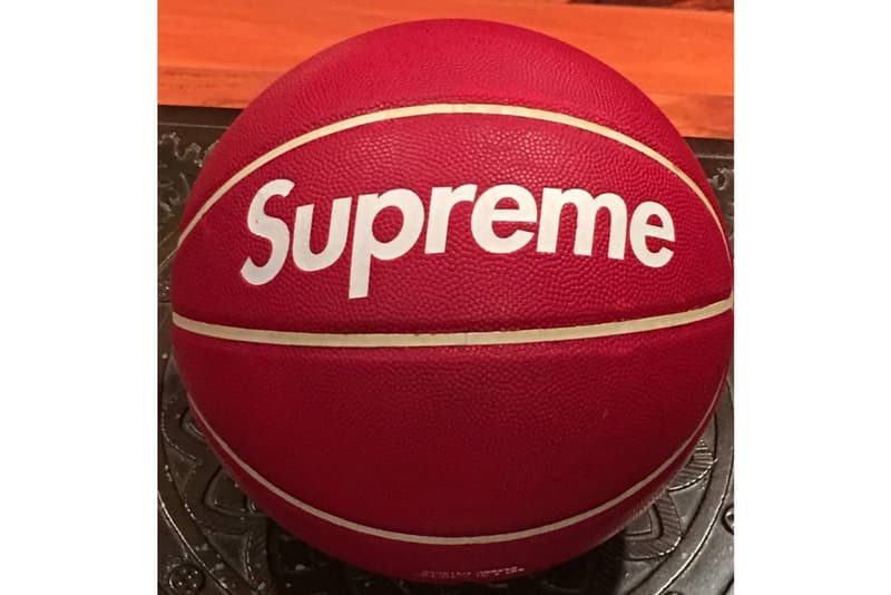 Ballon Supreme & Spalding Rouge Avec Rayures Vendu Sur Grailed 